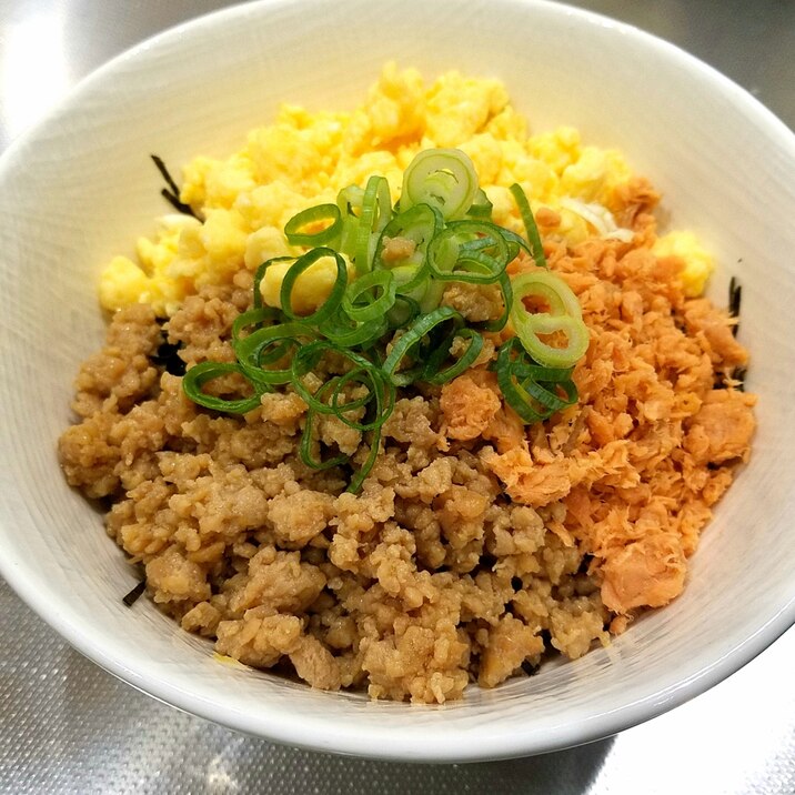 簡単おいしい☆３色そぼろ丼♪